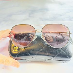 PILOT SUNGLASSES
Titanium & Calfskin. Gold. Lenses: Purple, Gradient.